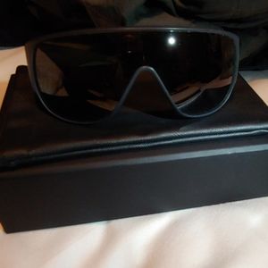 Electric polarized sunglasses shaker